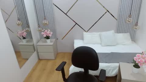 Paris online show from February 13, 4:54 am