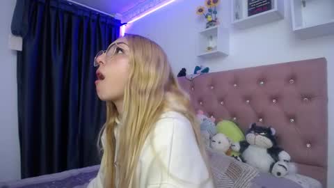 Soffy Brooks Independent model online show from October 9, 6:52 am