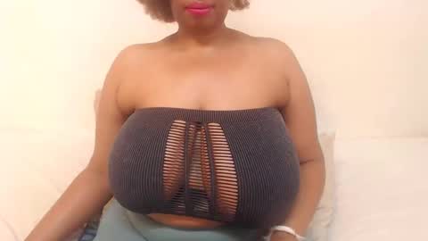 Snapshot of boobyqueen24 chatting on January 13, 9:52 am boobyqueen online show from January 13, 9:52 am