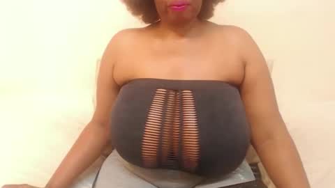 Snapshot of boobyqueen24 chatting on February 17, 10:40 am boobyqueen online show from February 17, 10:40 am
