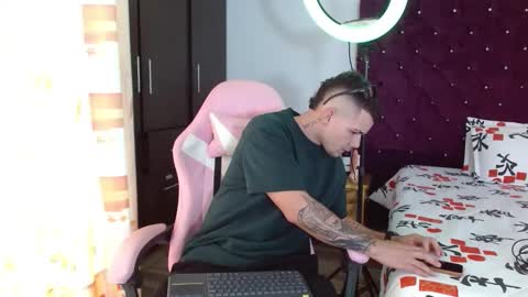 booyhott_ online show from November 10, 7:05 pm