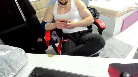 boy_boy22 online show from May 4, 9:54 pm