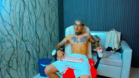 boy_tatto77 online show from February 7, 7:17 pm