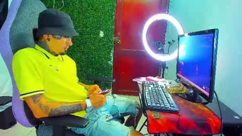 boy_tatto777 online show from July 25, 2:53 am