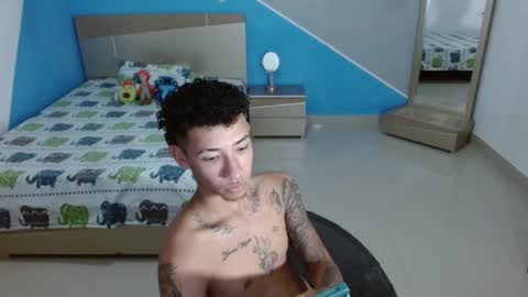 Snapshot of boyhot_sw chatting on February 19, 4:12 am boyhot_sw online show from February 19, 4:12 am