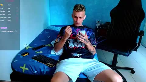 Snapshot of bray_hotboy chatting on January 24, 7:39 pm Bray Hotboy online show from January 24, 7:39 pm