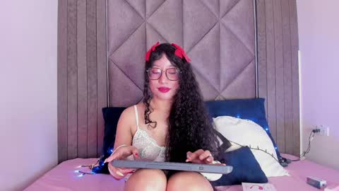 Snapshot of briaconner_ chatting on February 7, 9:05 am B R I A online show from February 7, 9:05 am