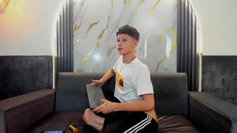 brian_hotof1 online show from May 21, 11:17 am