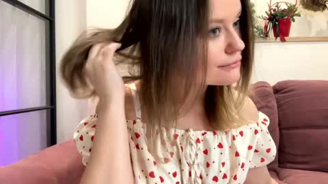 Mia online show from January 2, 1:30 pm