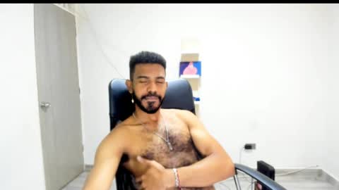 bruce_1111 online show from April 13, 3:38 pm