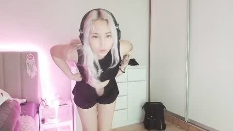bubblebunny_ online show from June 10, 2:49 pm