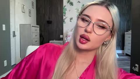 Snapshot of bunnykhalessi chatting on October 21, 10:24 pm OnlyFans BunnyKhalessi online show from October 21, 10:24 pm
