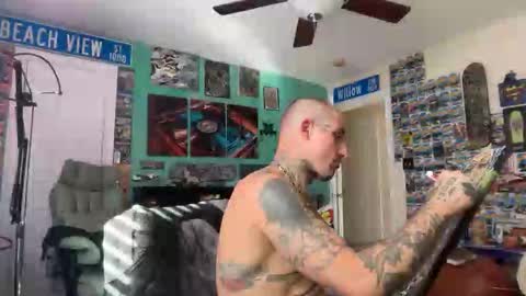 bustnutztaklenapz online show from November 5, 7:05 pm