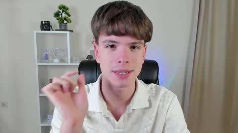 Snapshot of calvin_loves_you chatting on December 1, 7:05 pm Hey I am Calvin online show from December 1, 7:05 pm