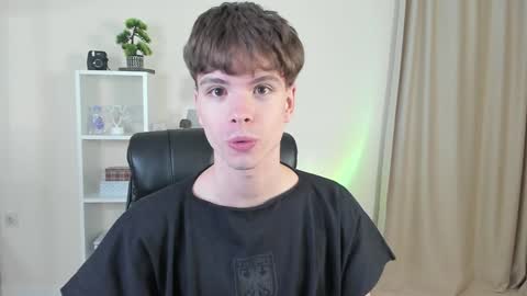 Snapshot of calvin_loves_you chatting on December 4, 7:06 pm Hey I am Calvin online show from December 4, 7:06 pm