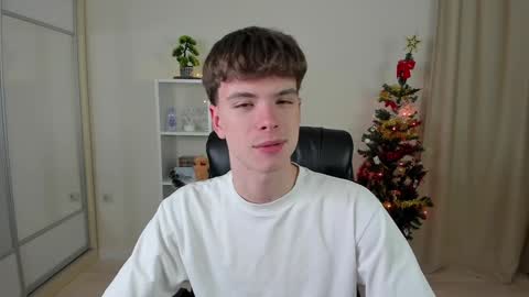 Snapshot of calvin_loves_you chatting on December 18, 7:08 pm Hey I am Calvin online show from December 18, 7:08 pm