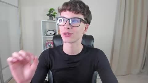 Snapshot of calvin_loves_you chatting on February 18, 7:09 pm Hey I am Calvin online show from February 18, 7:09 pm