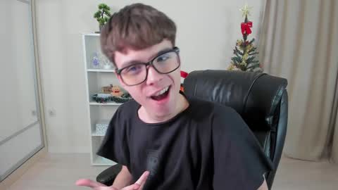 Snapshot of calvin_loves_you chatting on December 22, 7:10 pm Hey I am Calvin online show from December 22, 7:10 pm