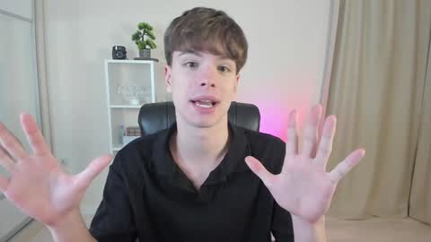 Snapshot of calvin_loves_you chatting on December 6, 7:17 pm Hey I am Calvin online show from December 6, 7:17 pm