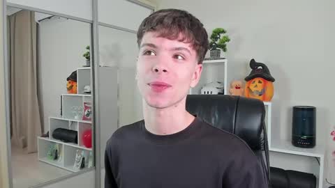 Snapshot of calvin_loves_you chatting on March 4, 7:11 pm Hey I am Calvin online show from March 4, 7:11 pm