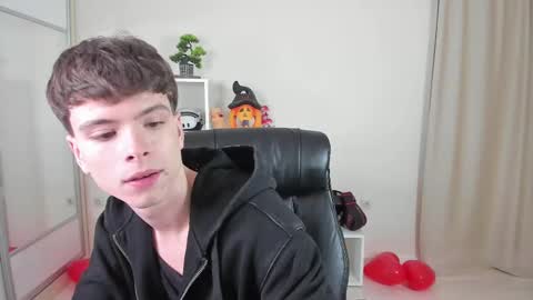 Snapshot of calvin_loves_you chatting on February 16, 7:05 pm Hey I am Calvin online show from February 16, 7:05 pm