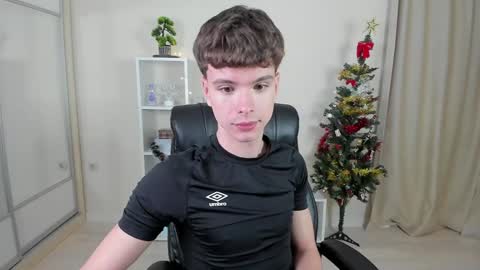 Snapshot of calvin_loves_you chatting on December 17, 10:11 pm Hey I am Calvin online show from December 17, 10:11 pm
