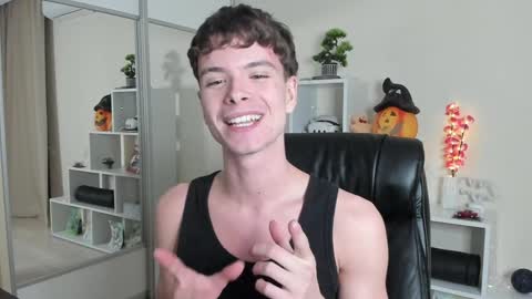Snapshot of calvin_loves_you chatting on February 2, 7:04 pm Hey I am Calvin online show from February 2, 7:04 pm