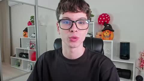 Snapshot of calvin_loves_you chatting on March 11, 7:14 pm Hey I am Calvin online show from March 11, 7:14 pm