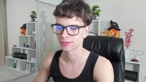 Snapshot of calvin_loves_you chatting on January 26, 7:09 pm Hey I am Calvin online show from January 26, 7:09 pm