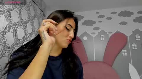Snapshot of camilahunter__ chatting on February 11, 4:01 am Camila online show from February 11, 4:01 am