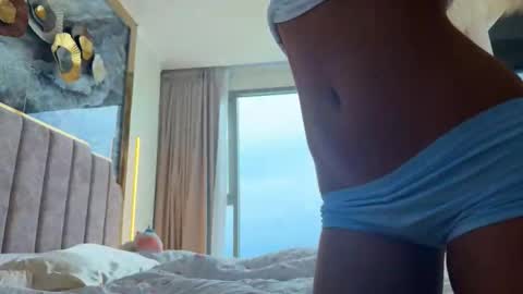 Caroline online show from November 7, 1:08 am