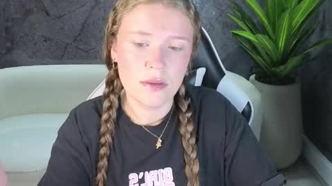 Carla  online show from October 27, 1:00 pm