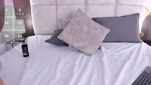 caro_giraldo_ online show from February 6, 8:00 pm