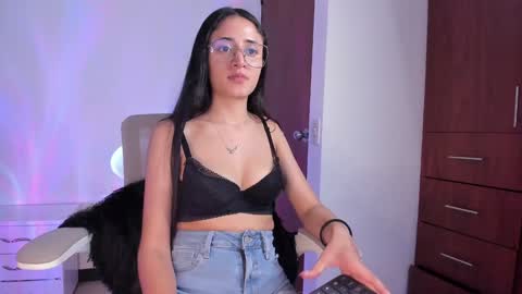 Caroline online show from December 30, 8:25 pm