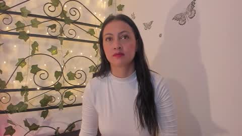 caroline_millerr online show from November 18, 6:16 am