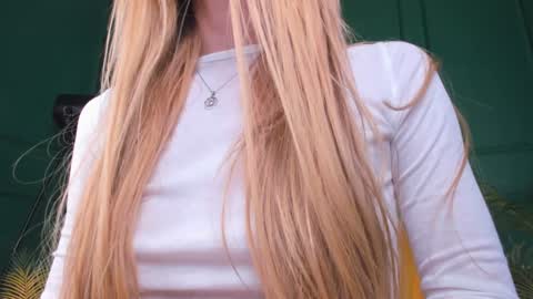 Snapshot of cassie_palmer chatting on December 30, 7:42 pm Hello my name is Cassie and my friend Nilo is also here online show from December 30, 7:42 pm