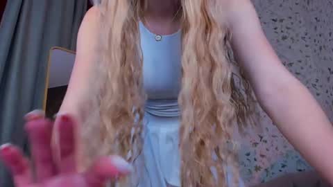 Snapshot of cassie_palmer chatting on March 1, 9:51 am Hello my name is Cassie and my friend Nilo is also here online show from March 1, 9:51 am