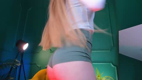 Snapshot of cassie_palmer chatting on January 3, 6:55 am Hello my name is Cassie and my friend Nilo is also here online show from January 3, 6:55 am
