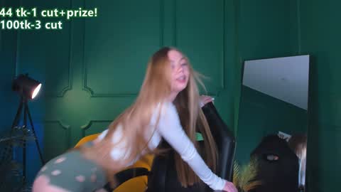 Snapshot of cassie_palmer chatting on January 3, 9:58 am Hello my name is Cassie and my friend Nilo is also here online show from January 3, 9:58 am