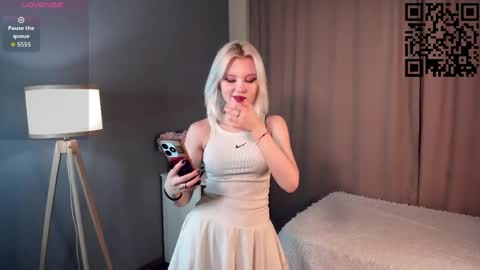 Mia online show from April 8, 11:02 am