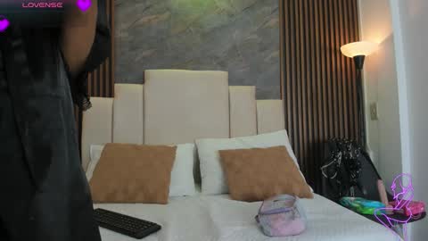 catiusca_reyes_03 online show from March 5, 11:52 am