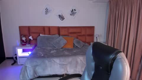 catti_brie_ online show from November 28, 11:39 am