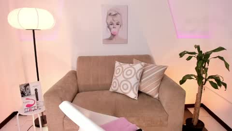 catvalentinee_ online show from April 15, 3:59 pm