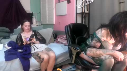 Snapshot of cdandsexywife chatting on October 27, 4:12 am CDandSexyWife online show from October 27, 4:12 am