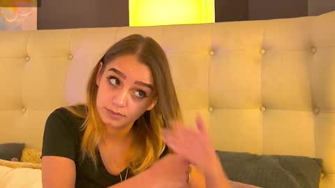 Snapshot of celine_petite chatting on September 19, 7:56 am Celine Petite online show from September 19, 7:56 am