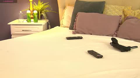 Snapshot of celine_petite chatting on September 18, 7:12 am Celine Petite online show from September 18, 7:12 am