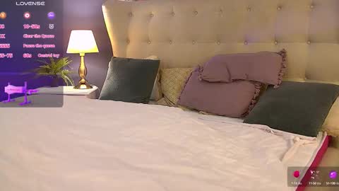 Snapshot of celine_petite chatting on September 22, 8:18 am Celine Petite online show from September 22, 8:18 am