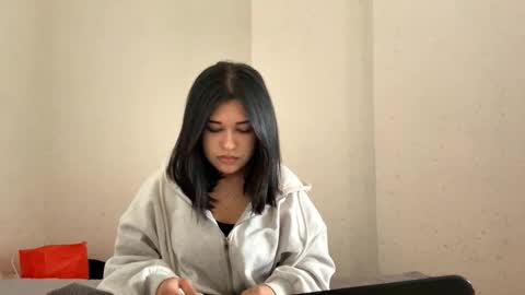 Lola online show from November 30, 7:59 am