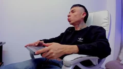 charlie_foxie online show from April 15, 2:26 am