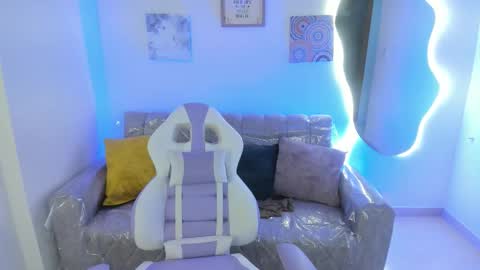    online show from October 6, 8:04 pm